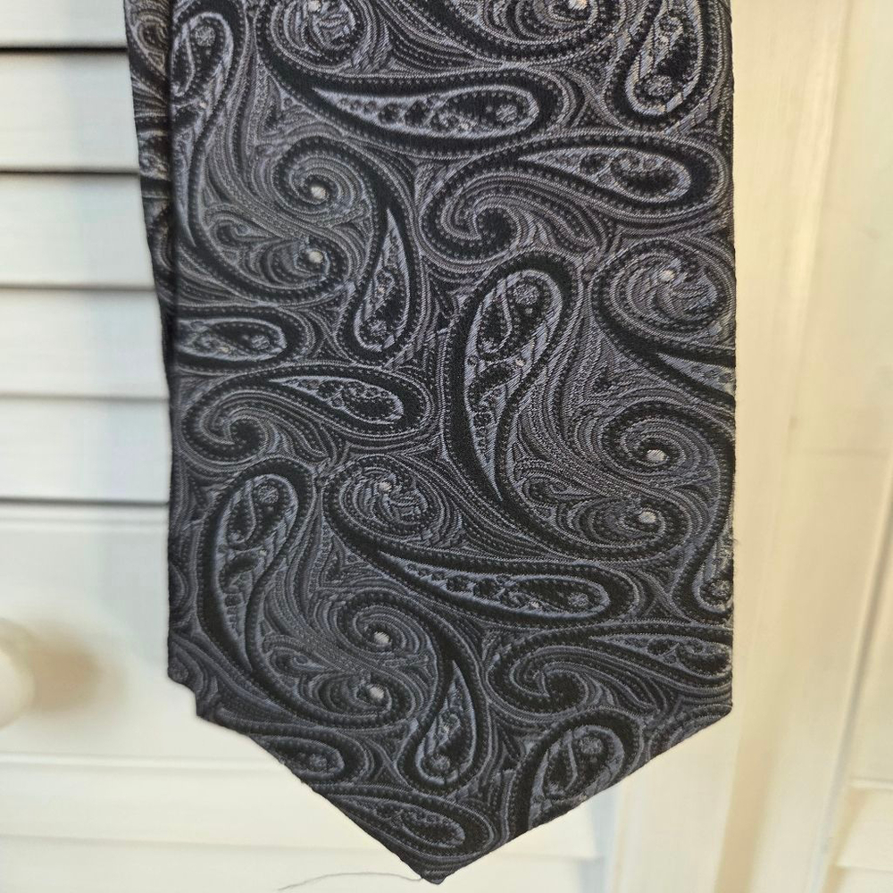 Chaps Men's black and white paisley design neck tie